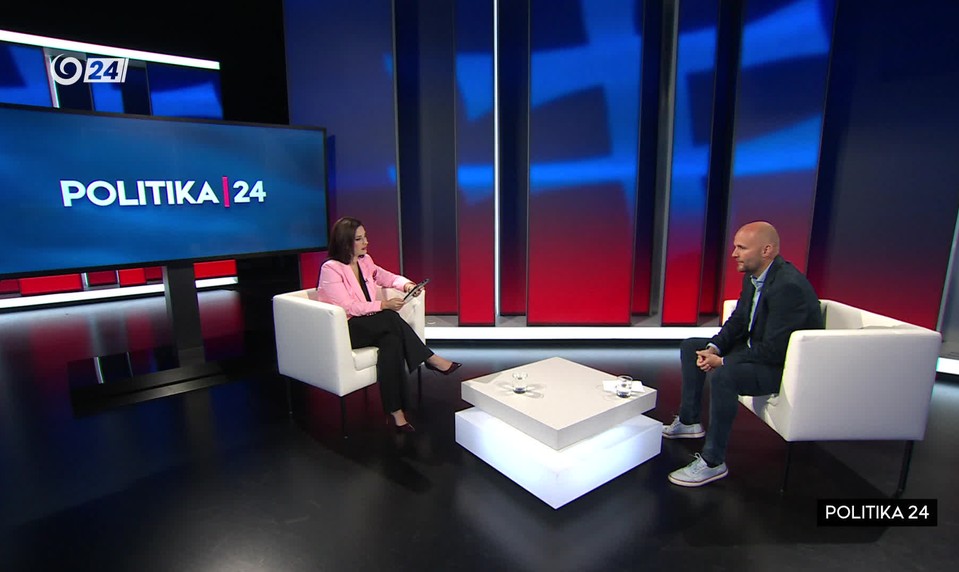 Politika 24: Naď sa ospravedlnil za to, že protestujúcich v minulosti nazval „opicami“